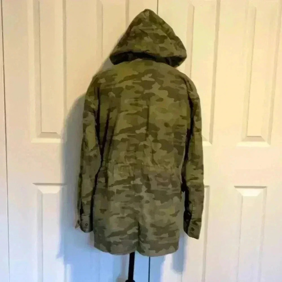 COPY - Universal Thread Camouflage Jacket in Size Medium - Picture 7 of 9